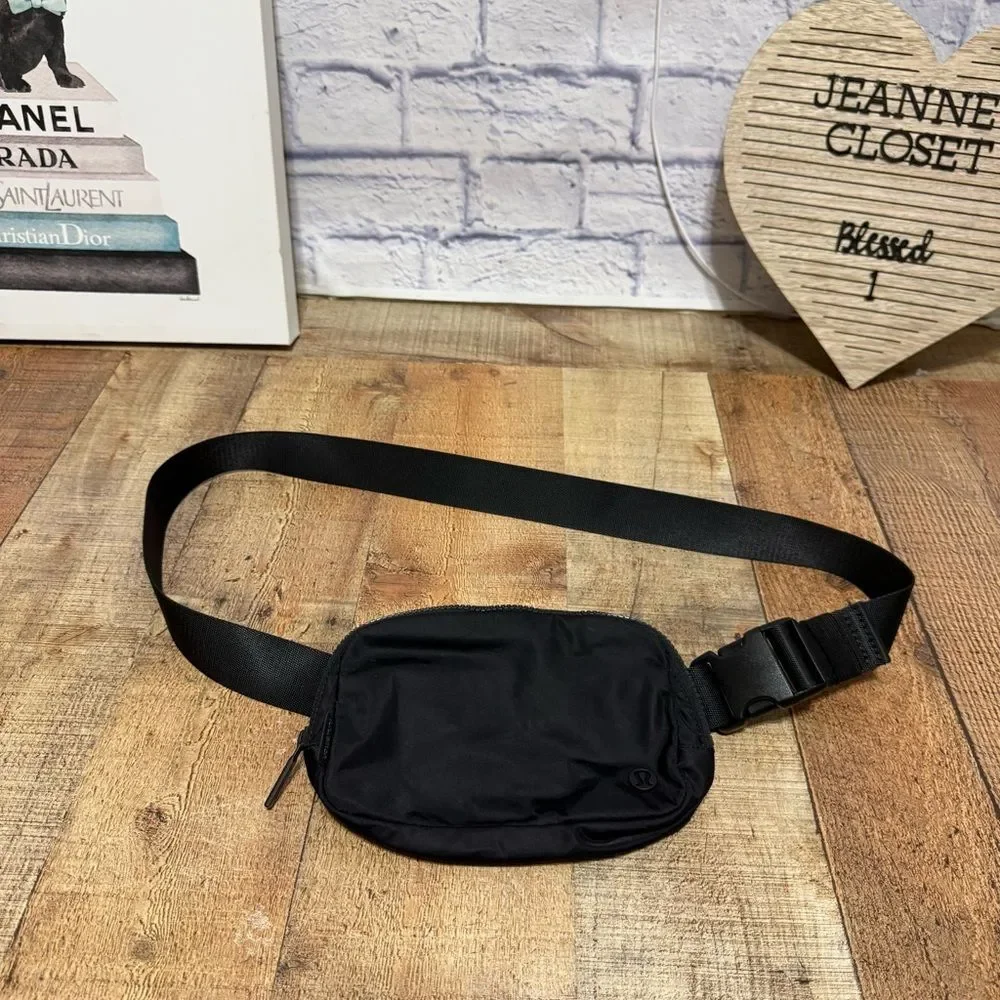 Lululemon everywhere belt bag 1L black